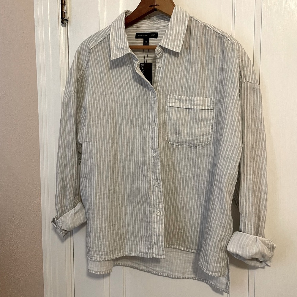 Banana Republic women’s shirt/blouse. Striped. NWT